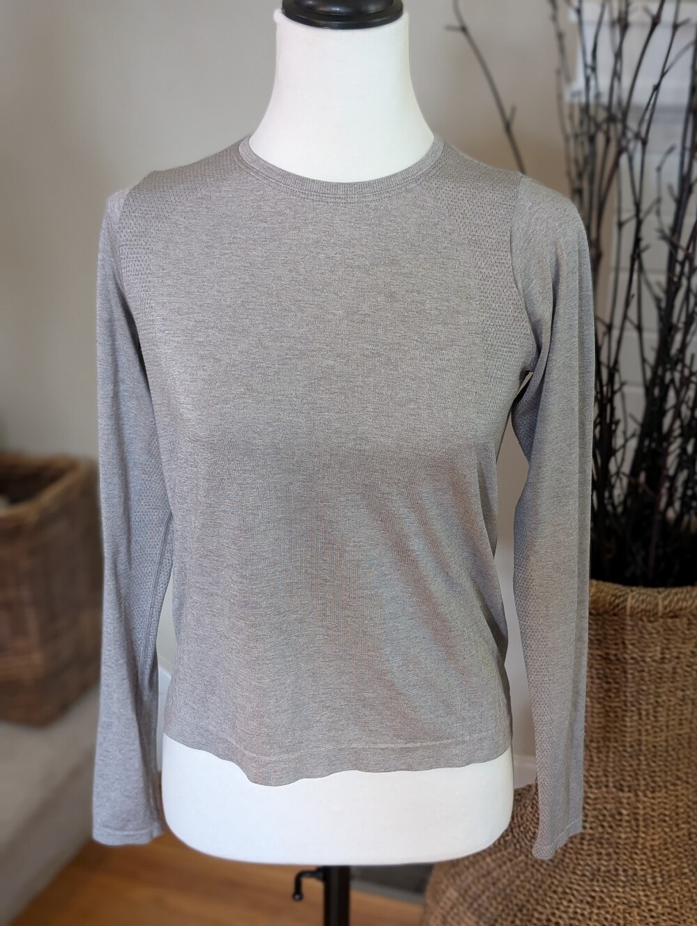 Athleisure Performance Long Sleeve Active Top Gray Mesh Ventilated Women's Small